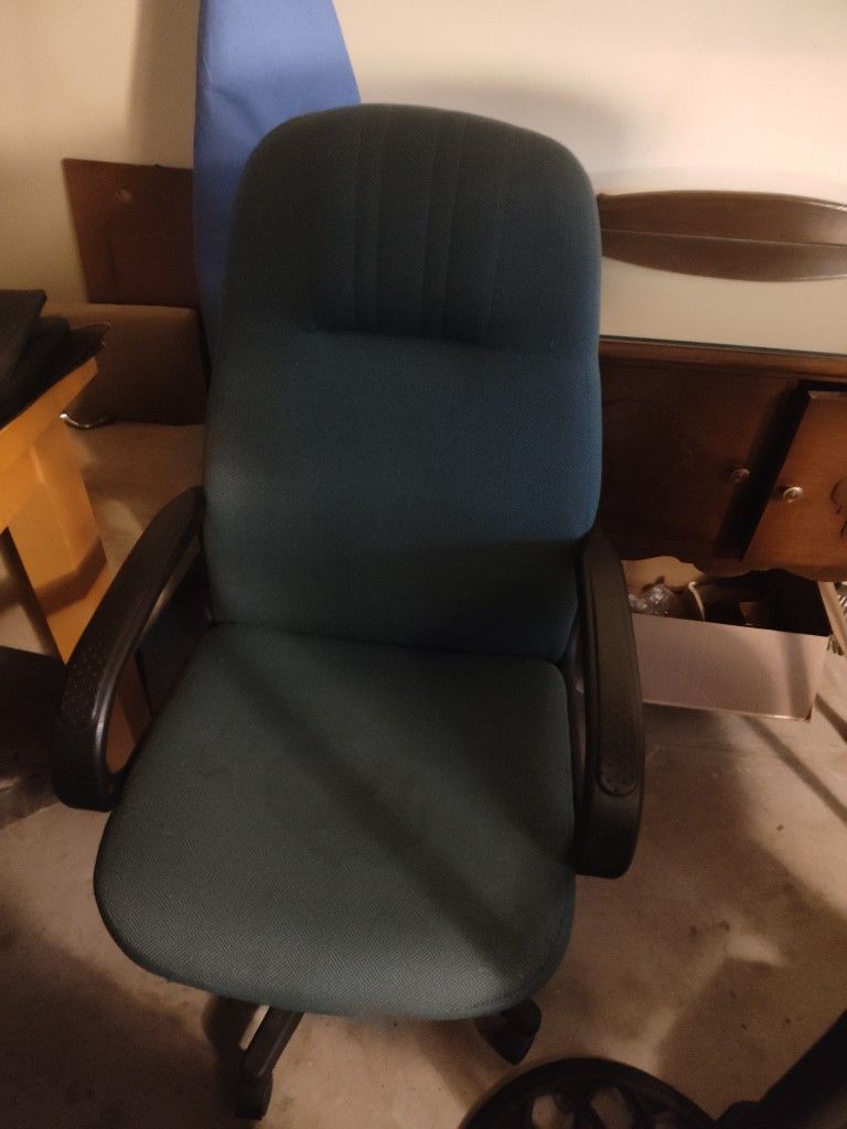 Green Chair With Wheels