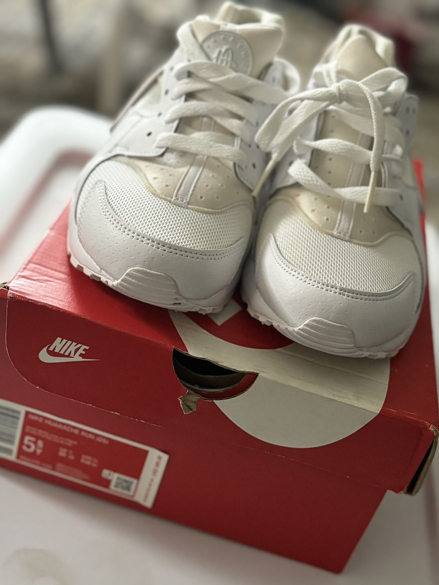 Size 5.5y Nike Huarache