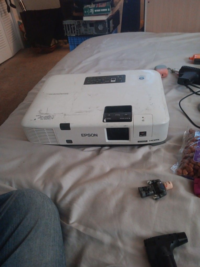 With 4000 ISO Lumens and a contrast ratio of 2000:1 the WXGA-resolution Epson PowerLite 1925W Multimedia Projector has the projection power to present