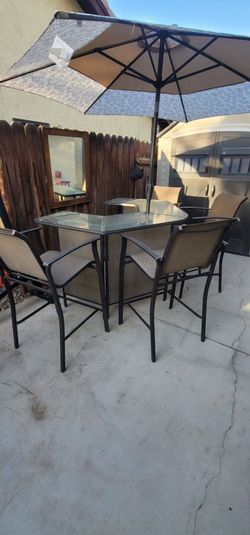 Nice bar set in excellent condition with new 9ft tilt umbrella 180 or 150 without umbrella