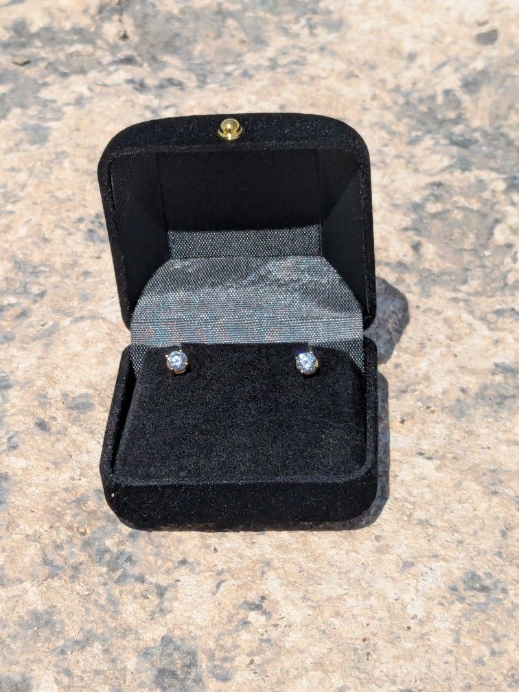 1 Carat Diamond Stud Earrings