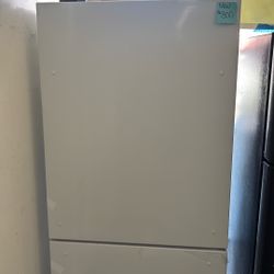 NEW HISENSE BOTTOM FREEZER REFRIGERATOR 