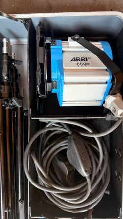 ARRI 650 Plus Tungsten Fresnel Continuous Lighting Kit with Hard Case & Stands