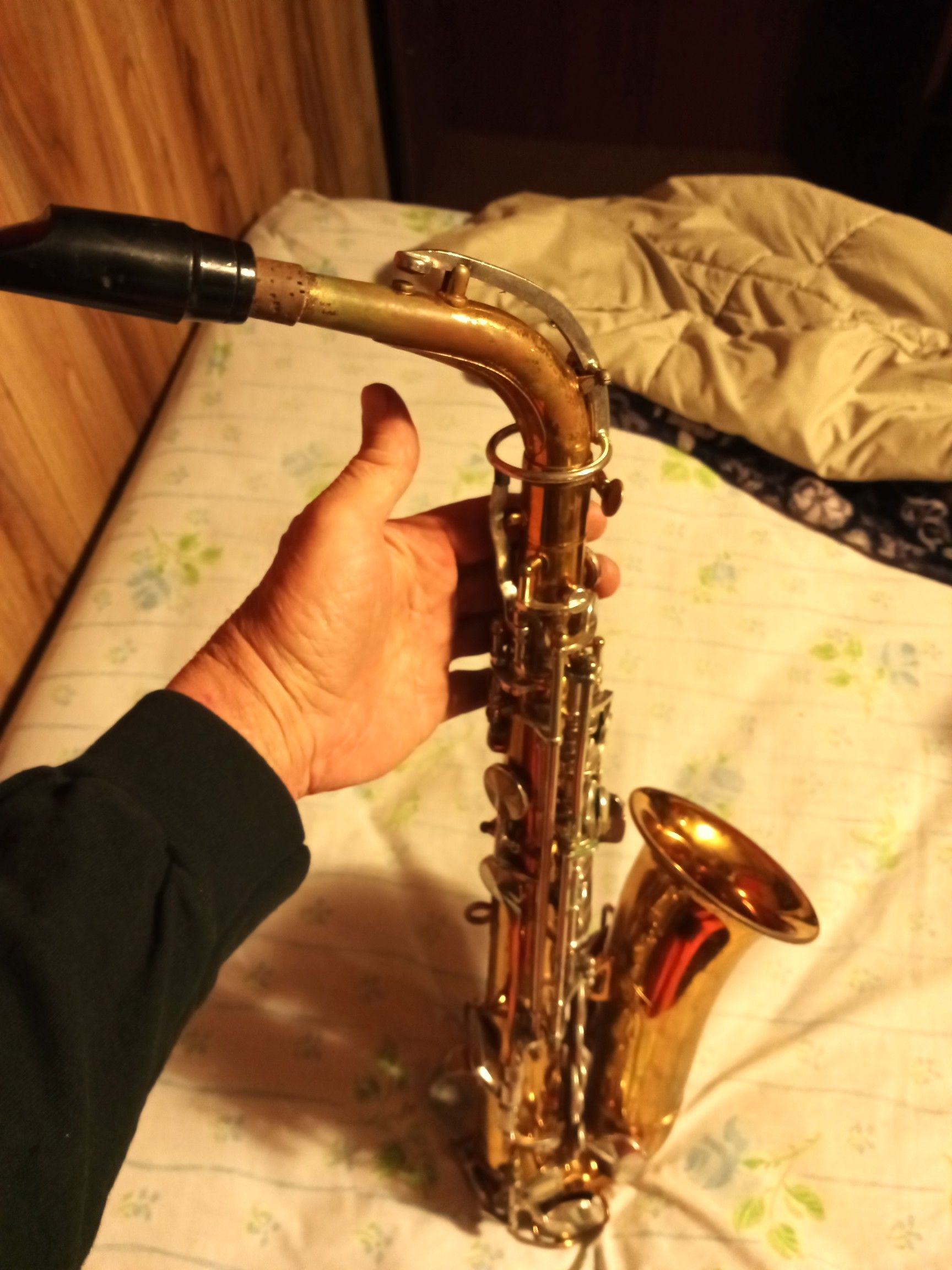 VINTAGE KING MADE BY H.N.WHITE IN CLEVELAND,OHIO TENOR SAX PLUS CASE