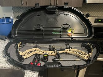Bear Archery Adapt RTH 55-70lbs Right Hand Throwback Tan Compound Bow