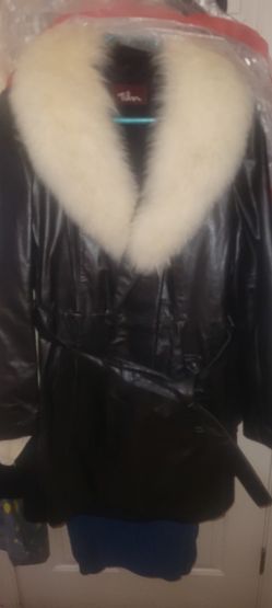 Vintage Ladies Leather Jacket With fur Collar