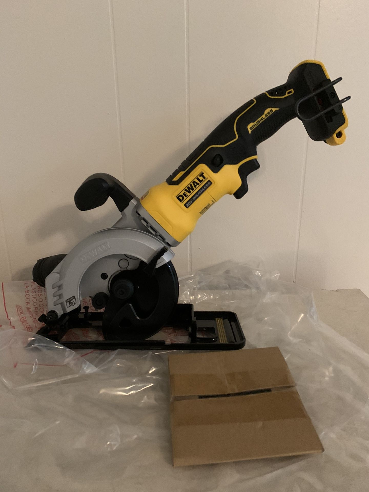 Dewalt 20v 4-1/2” Circular saw brushless nueva tool only