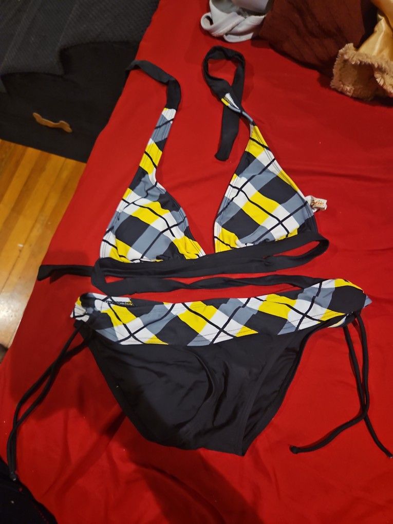 2 sets of Bikinis