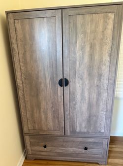 Super nice Closet ( open box)