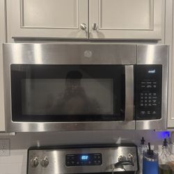 Kitchen Appliances Set in Great Condition For $750