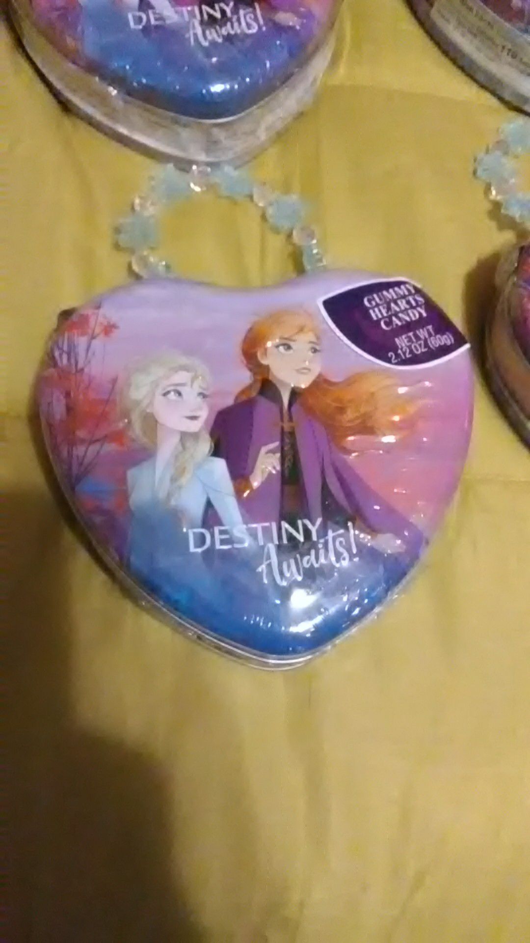6 Frozen 2 Elsa and Anna gummy hearts metal purse tin
