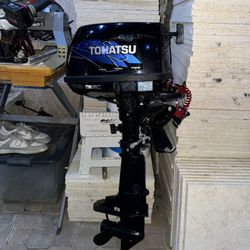 Tohatsu 4-Stroke 6HP Outboard Motor Brand New 1 hour on motor With gas tank