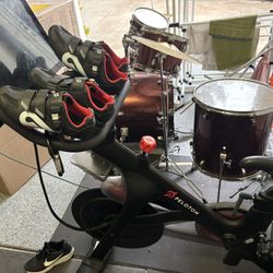 Peloton (Dumbbells + 2 Pairs Of Shoes)