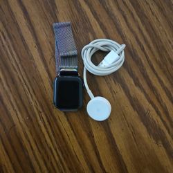 Apple Series 5 Nike 40 mm Watch