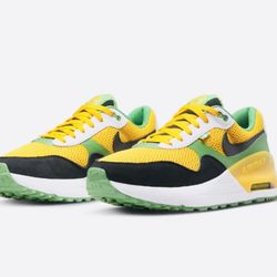 Nike College Air Max SYSTM Oregon Ducks Size 9