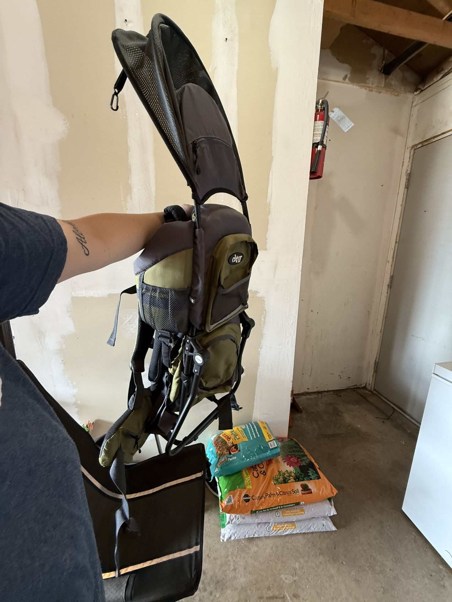 Clever Hiking Backpack 