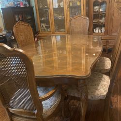 Thomasville Table, Chairs, Lighted China Cabinet, Custom Glass Top, Two Leaves, And Complete Set Of Custom Table Pads 