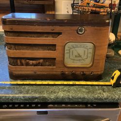 vintage Knight tube radio turns on can hear static.  Wooden cabinet needs tlc but. Dry solid.  Plainfield, Illinois. Tubes light up been in storage a 