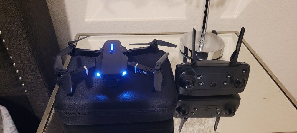 MINI DRONE WITH 4K DUAL CAMERA. E88 PRO MAX WITH EXTRA BATTERY AND CARRYING CASE