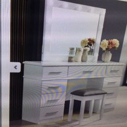 QUALITY COASTE FURNITURE 9 DRAWER GLOSSY WHITE, VANITY DESK WITH LIGHTED MIRROR..FULLY ASSEMBLED NEVER USED..RETAIL AT 895 PLUS TAX…