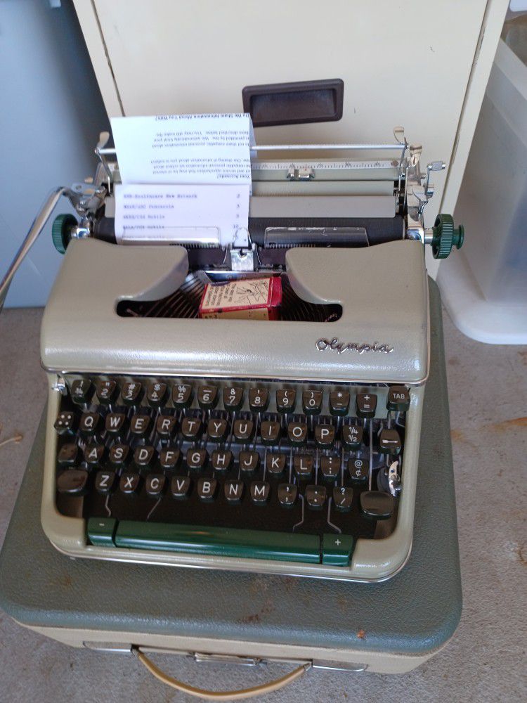 Vintage ROYAL Typewriter