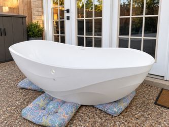 Victoria + Albert Seros 65" x 30" Freestanding Soaking Bathtub With Curved Rim and Overflow - Matte White