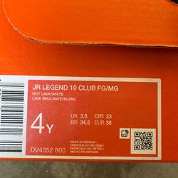 Kids soccer shoes - Size 4