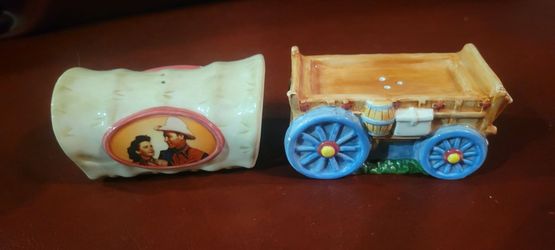 Roy Rogers & Dale Evans sculpted ceramic salt and pepper shaker set. This hand-painted set is designed to look like a chuckwagon when the two pieces a