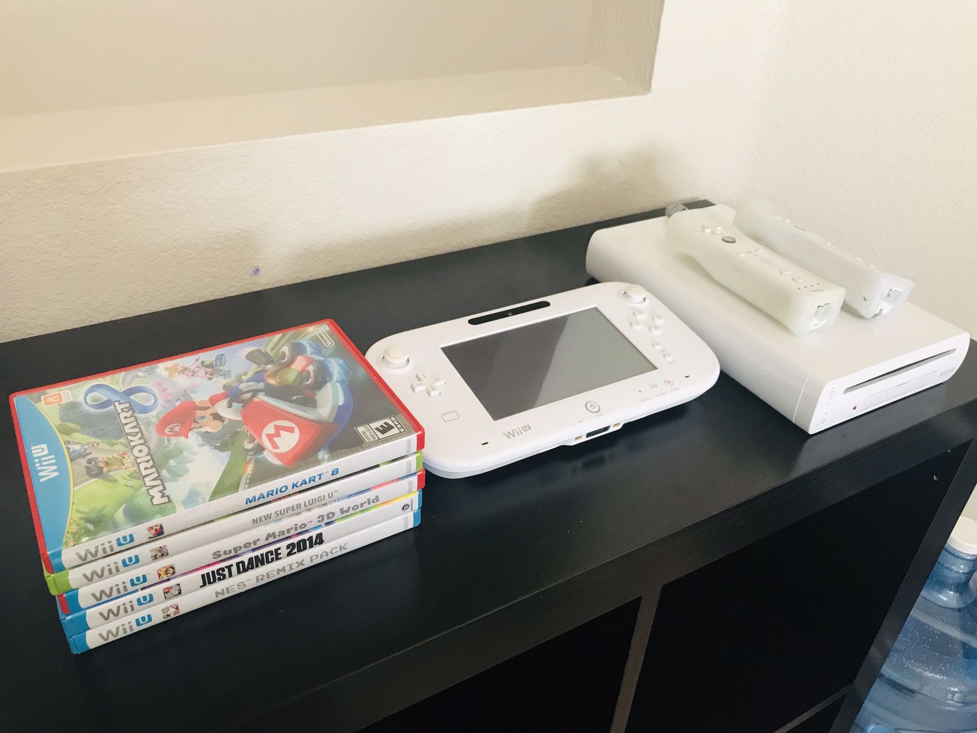 Nintendo Wii U + Pad & Controllers