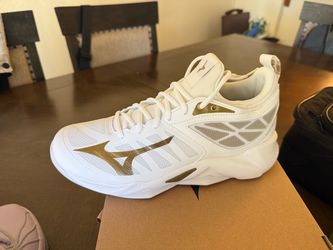 Mizuno women’s volleyball shoe size 9.5
