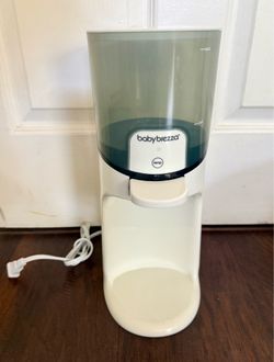 Baby Brezza Instant Water Warmer: Warms Evenly, Electric Bottle Heater, Indicator Lights, 2.5 lbs