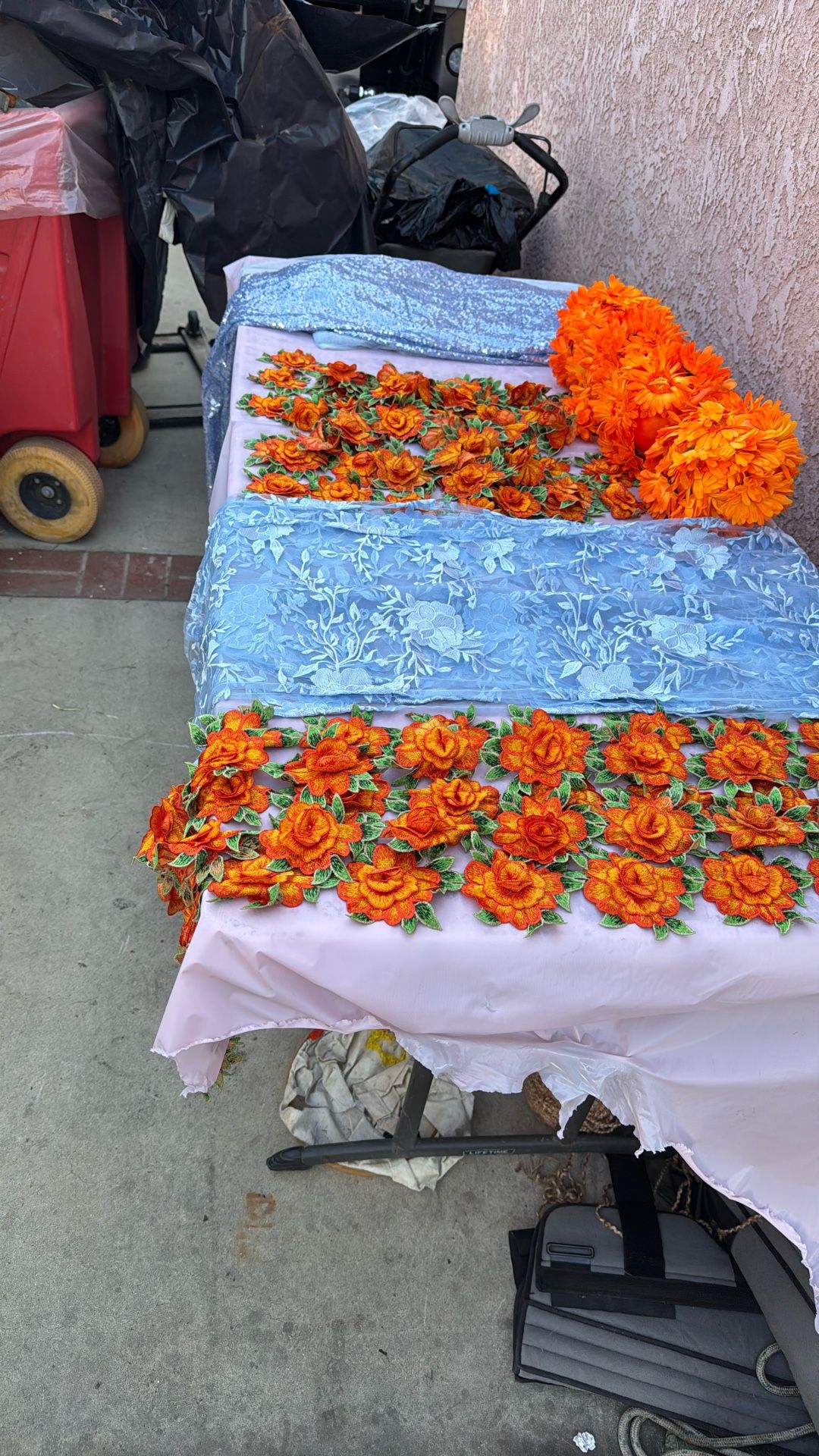 Table Runners With 1 Table Cover Along With Decorations