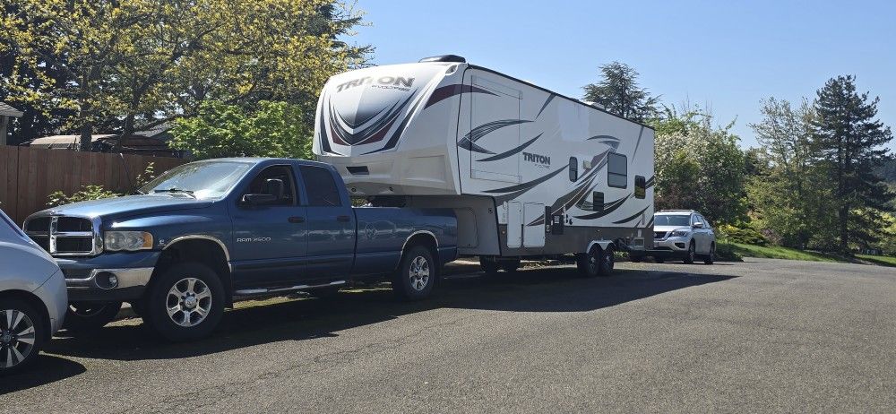 2016 Voltage Triton Toyhauler 32 Feet