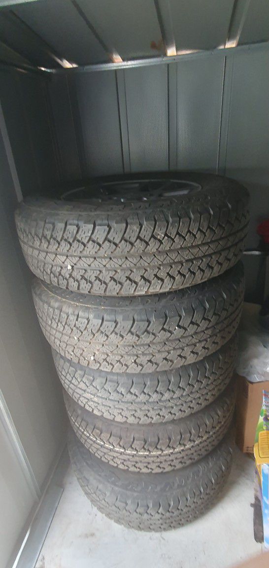 5 BARELY USED JEEP TIRES FOR SALE