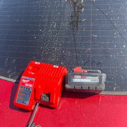 Milwaukee M18 Batería 8.0ah Y Cargador $100 Firme Precio No Pierdas Tiempo Asiendo Ofertas 
