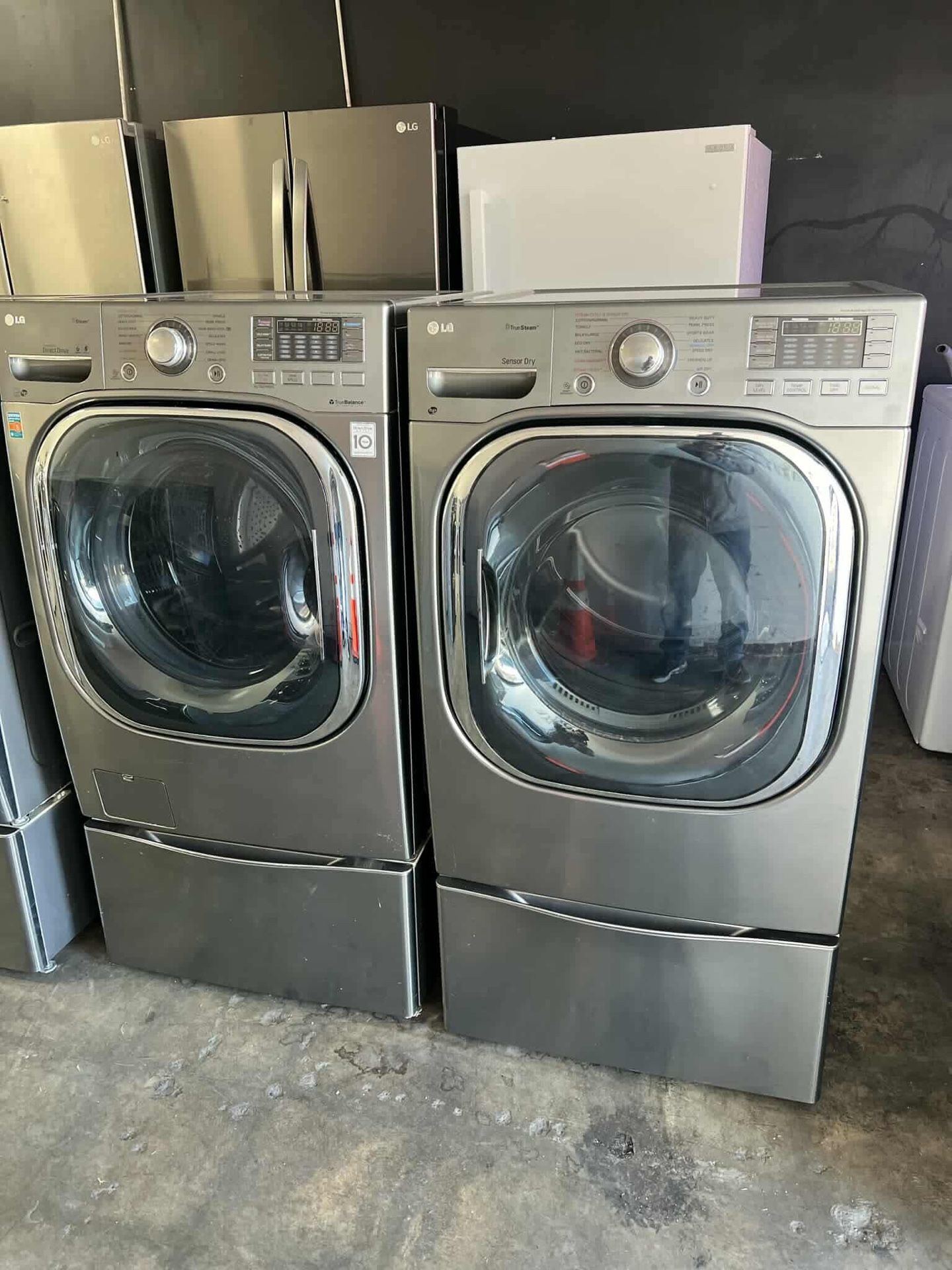 Washer And Dryer With Pedestals