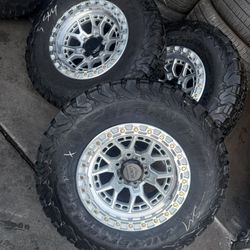 Vendo Set De Rines Nuevos 17x9 De Ancho De 6-139.7 Lugs Con Llantas 285/70/R17 Bfgoodrich Para Carros Como Tacomas Chevy Silverado Nissan Titan Toyota