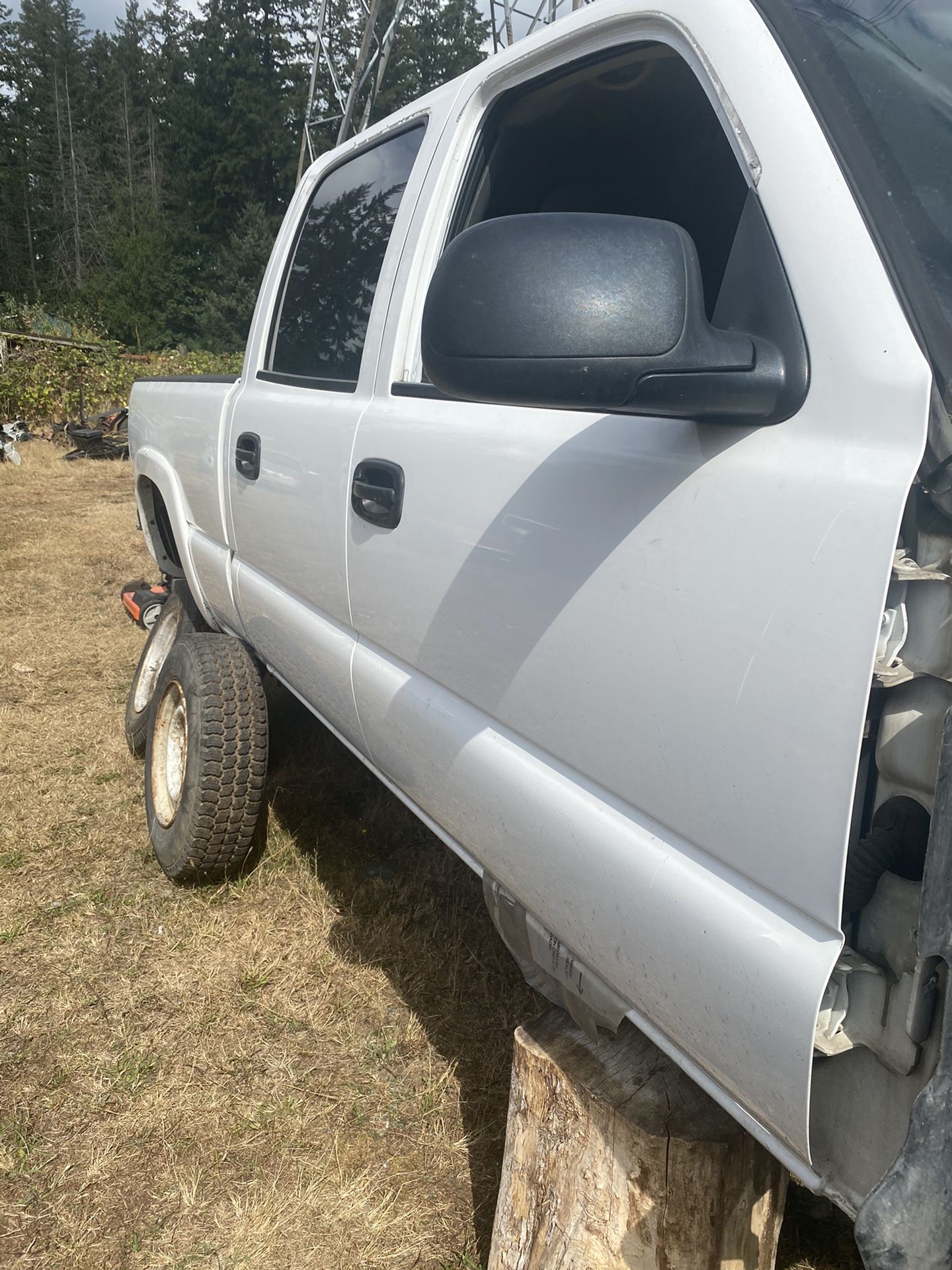 Parting Out 2007 Chevy Sierra heavy duty 4 WD