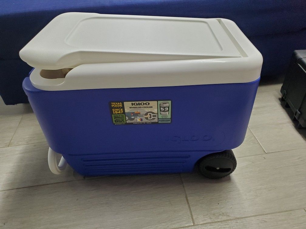 Igloo wheeled cooler