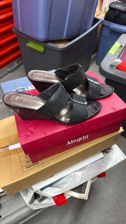 Etienne Aigner black patent leather sandals size 10