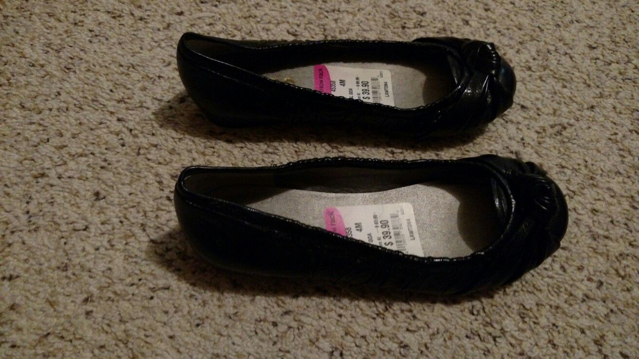 Me Too "Lawton 4" Flats. Size 4