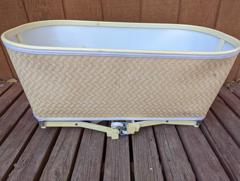 Bassinet With Wheels & Foldable Legs 