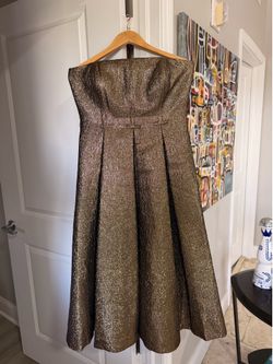Calvin Klein strapless golden dress size 8  | Vestido dorado sin tirantes de Calvin Klein talla 8 con detalle en la Espalda