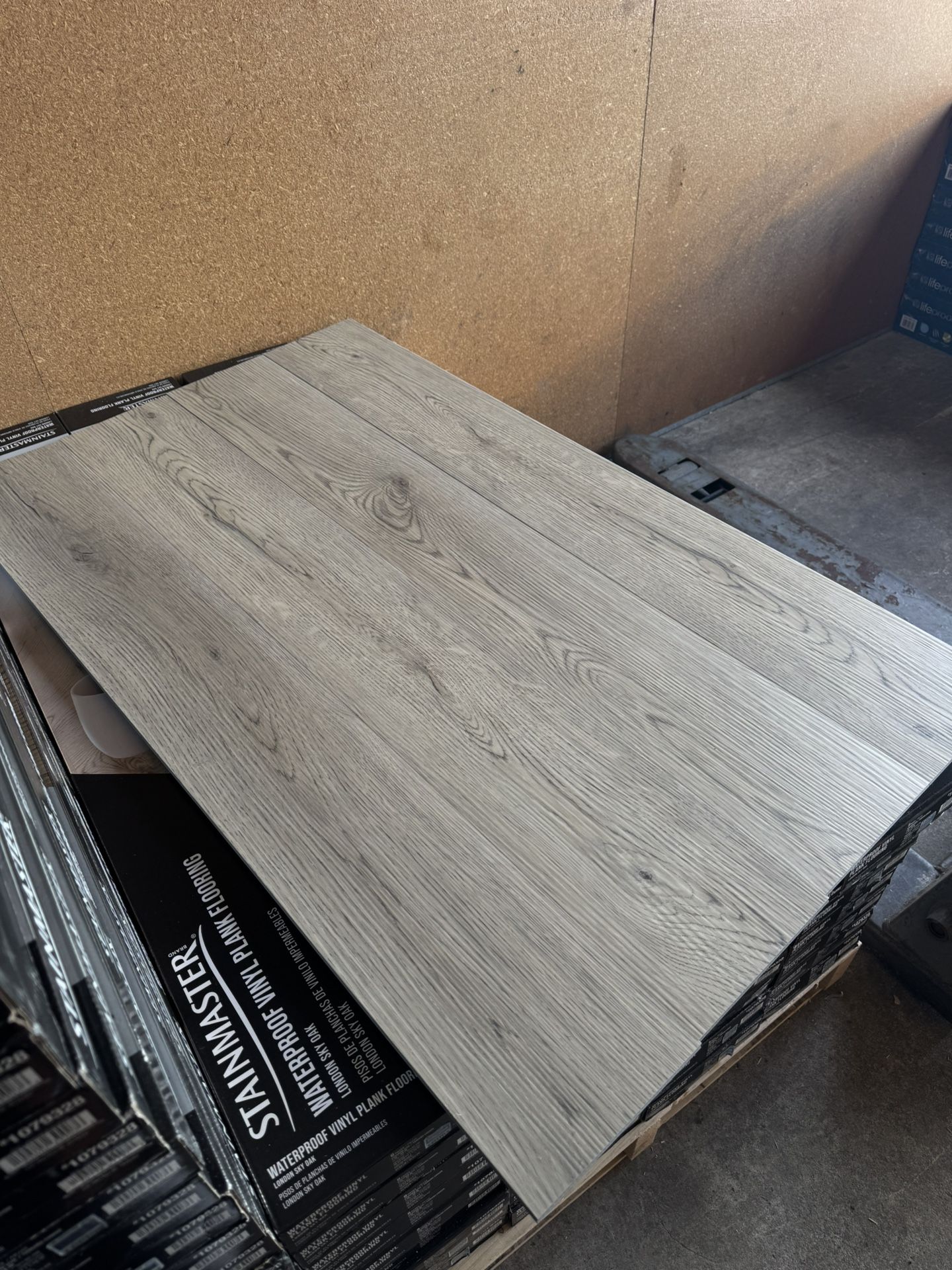 STAINMASTER London Sky Oak 12-mil x 7-in W x 48-in L Waterproof Luxury Vinyl Plank Flooring ( 19.22-sq ft Carton )