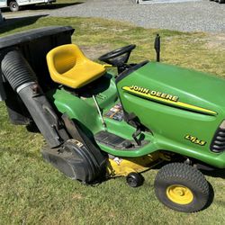 John Deere LT155 Lawn Tractor With Blower Grass Catcher