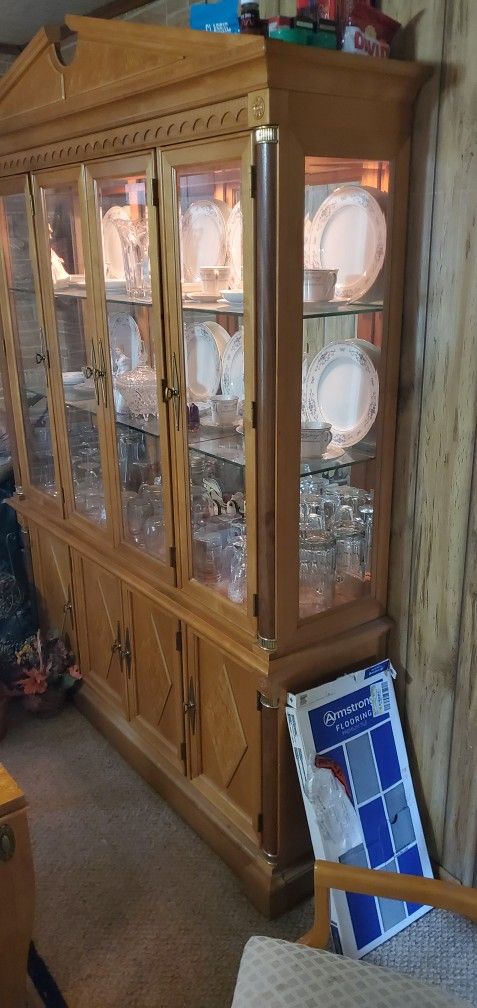 Stanley Furniture Table And Hutch Set