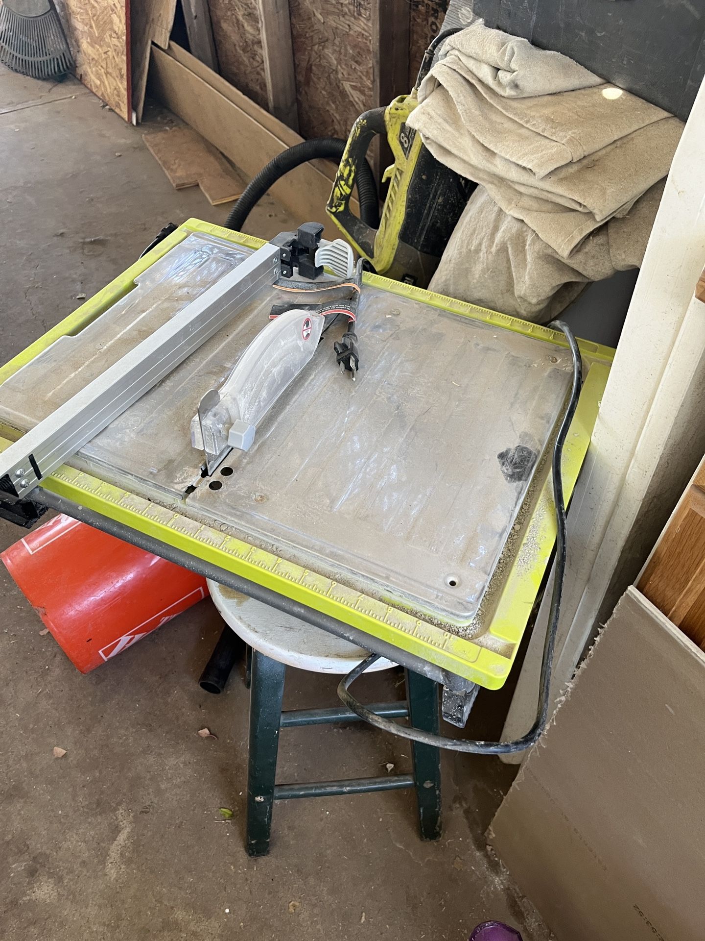 Wet tile saw