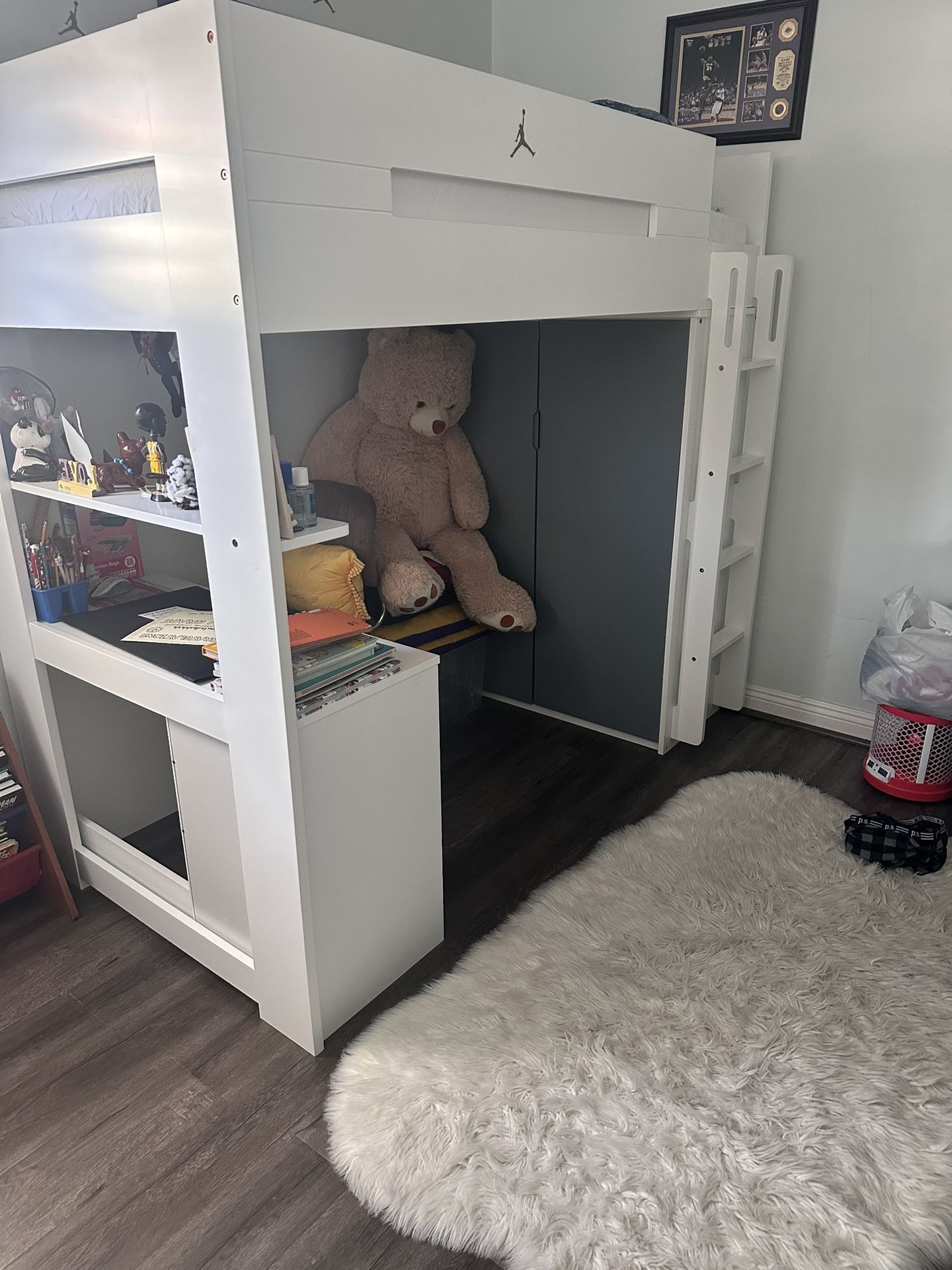 Twin bunkbed