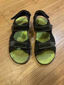 Boys size 4 sandals