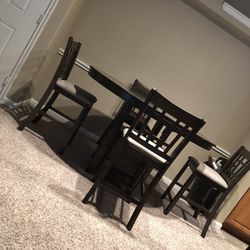 Table - Has a Middle Piece That Can Extend